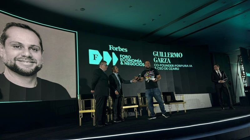 Guillermo Garza recibiendo reconocimiento Forbes